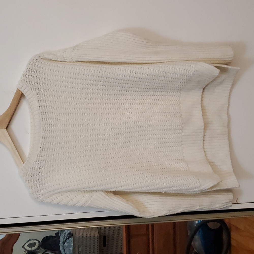 3/25$ White knitted sweater